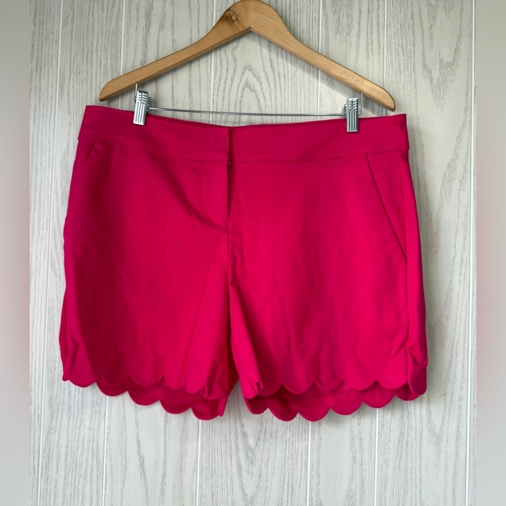 Isaac Mizrahi Women's Hot Pink Scalloped Shorts - Size 14